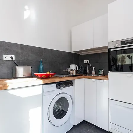 1 Bdr Downtown Near Place Massena *